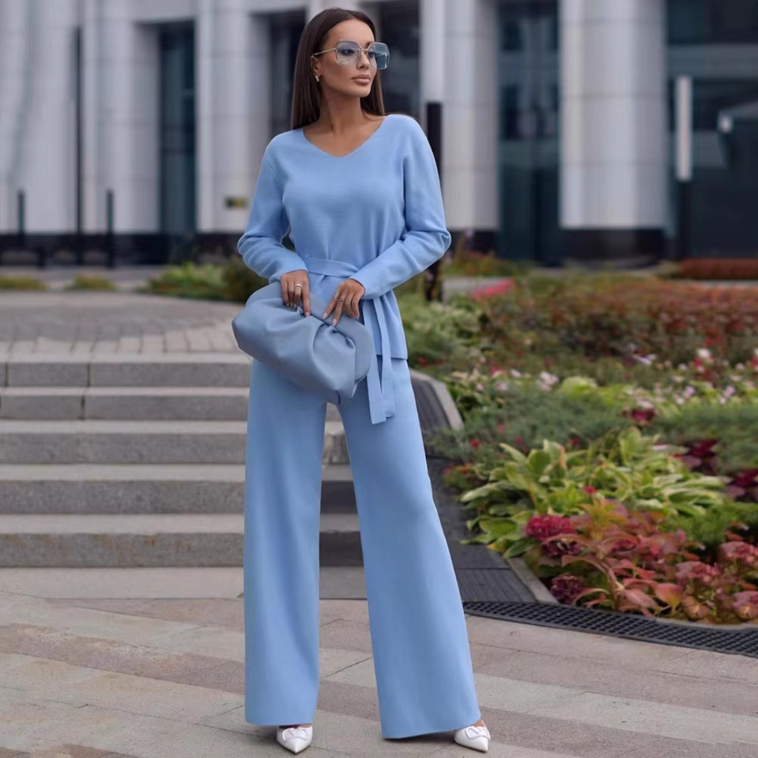 Lorena- Jersey de punto con cuello de pico y pantalón de pata ancha