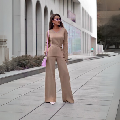 Lorena- Jersey de punto con cuello de pico y pantalón de pata ancha