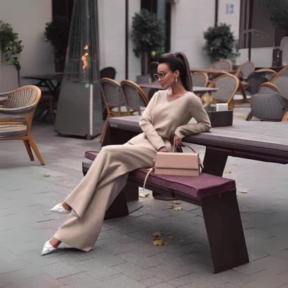 Lorena- Jersey de punto con cuello de pico y pantalón de pata ancha