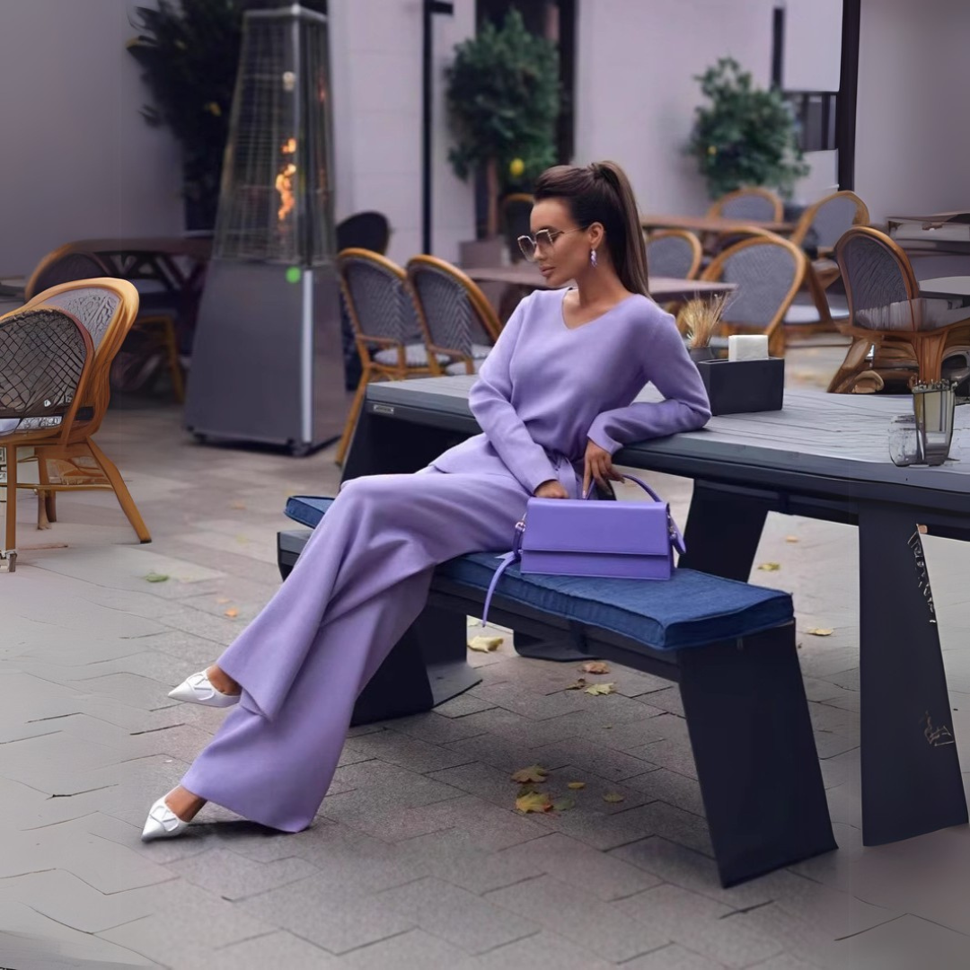 Lorena- Jersey de punto con cuello de pico y pantalón de pata ancha